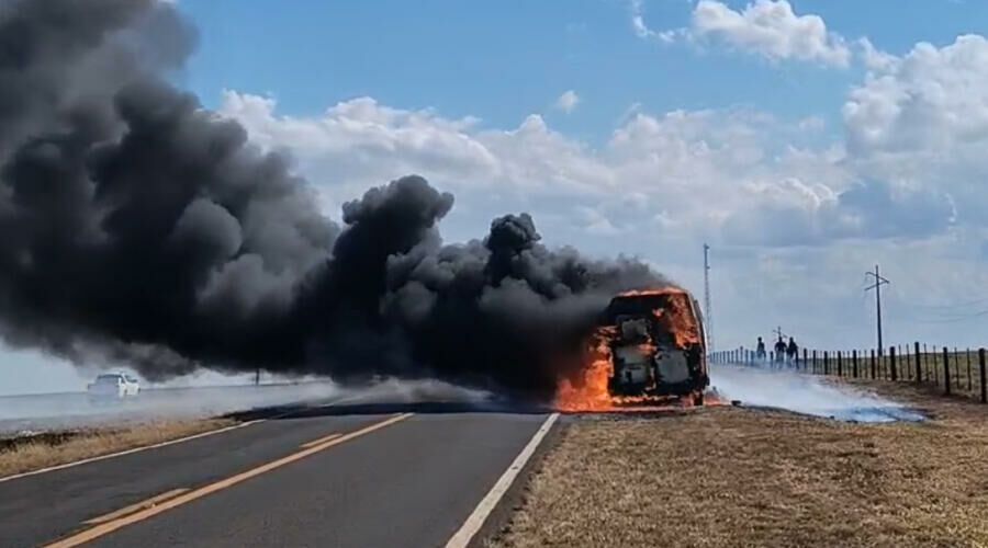 Imagem de compartilhamento para o artigo Van que transportava medicamentos pega fogo na BR-060, entre Paraíso das Águas e Camapuã da MS Todo dia